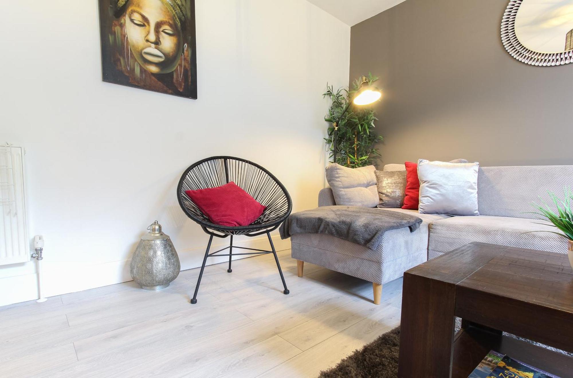 Chic 4 Bed By Station Apartment *