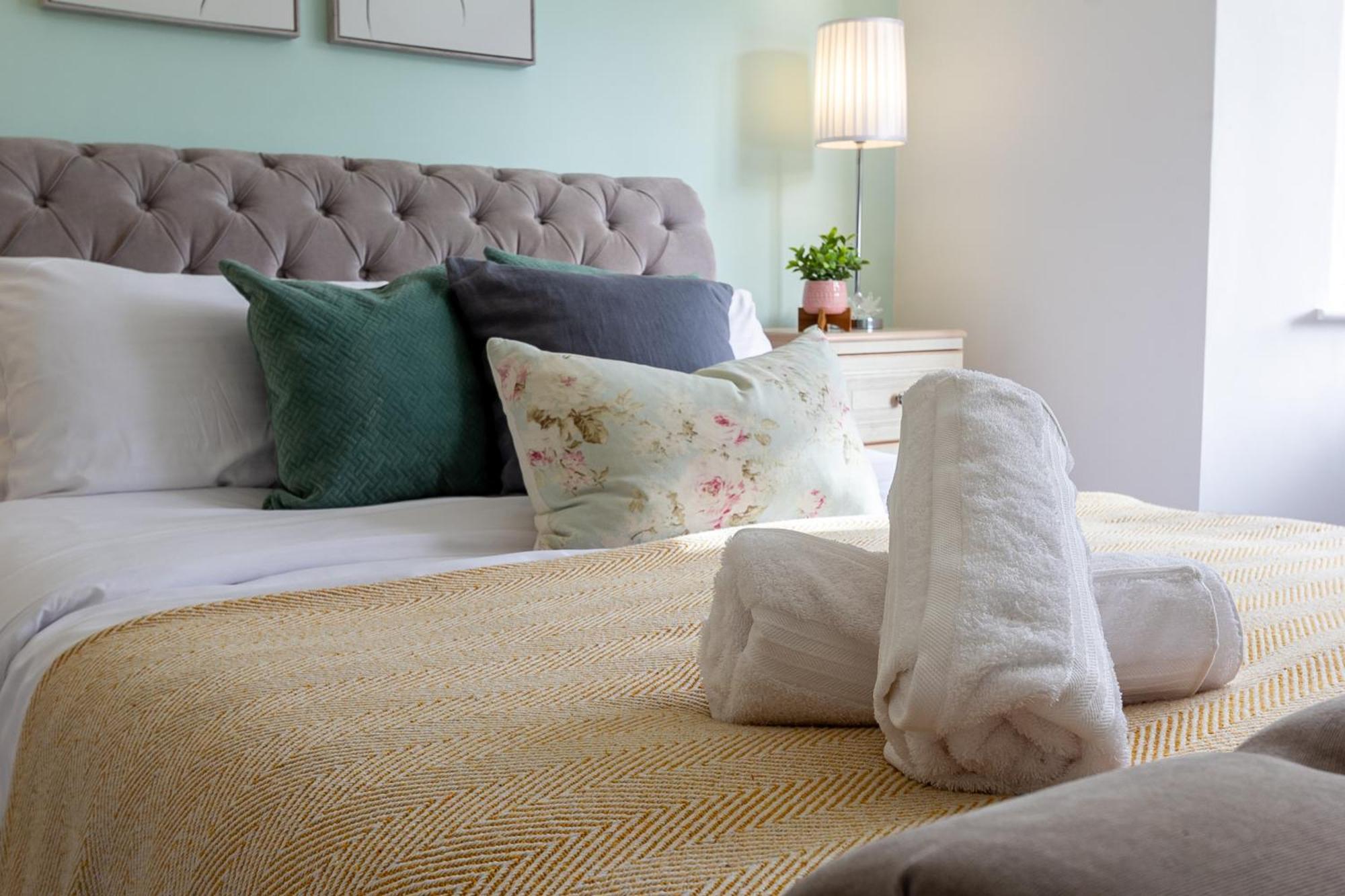 Chic 4 Bed By Station