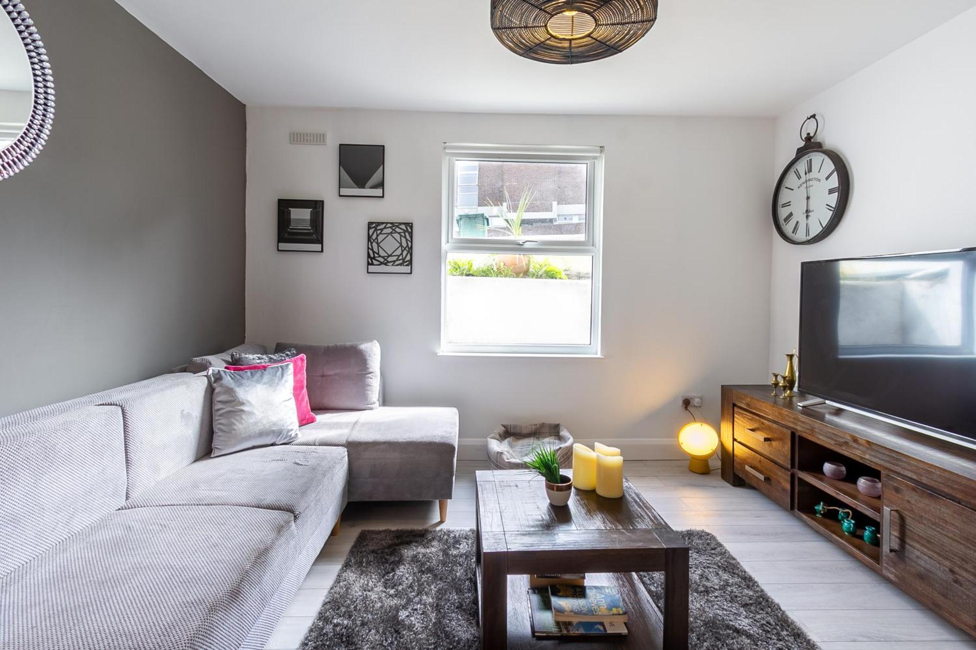 Chic 4 Bed By Station Apartment