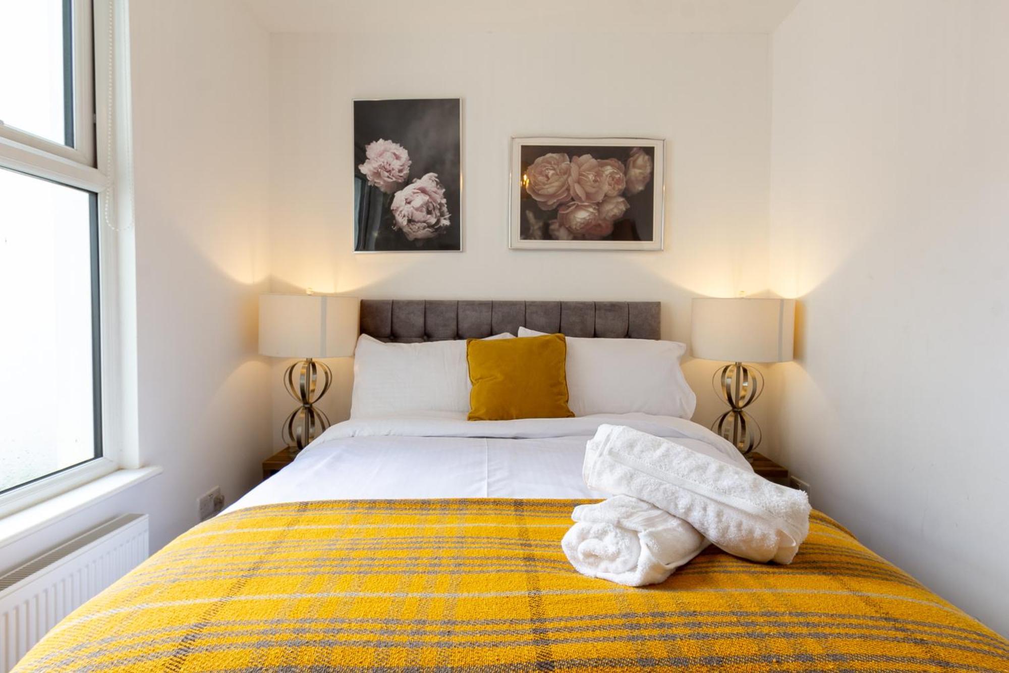 Chic 4 Bed By Station Apartment *