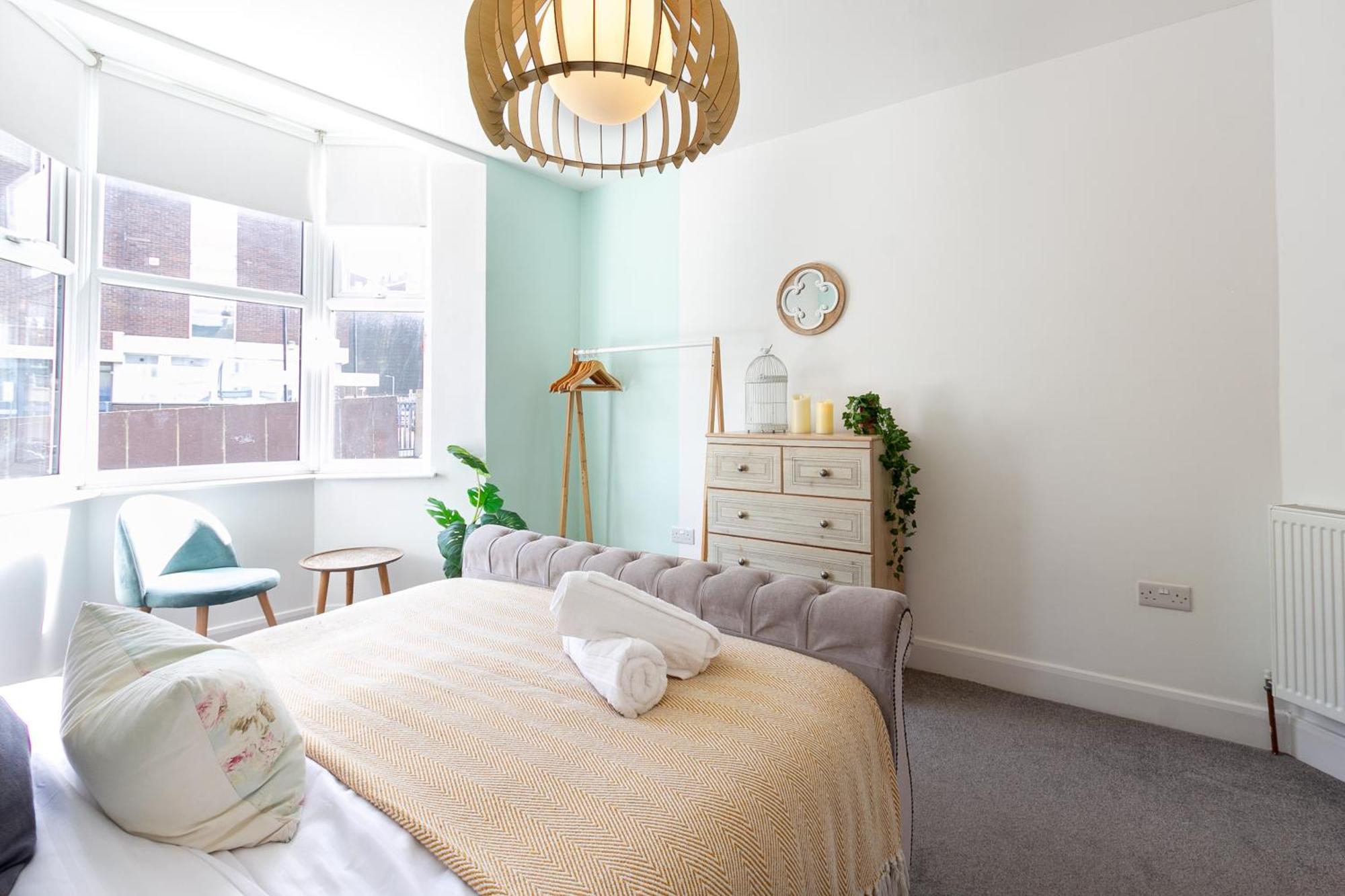 Chic 4 Bed By Station *