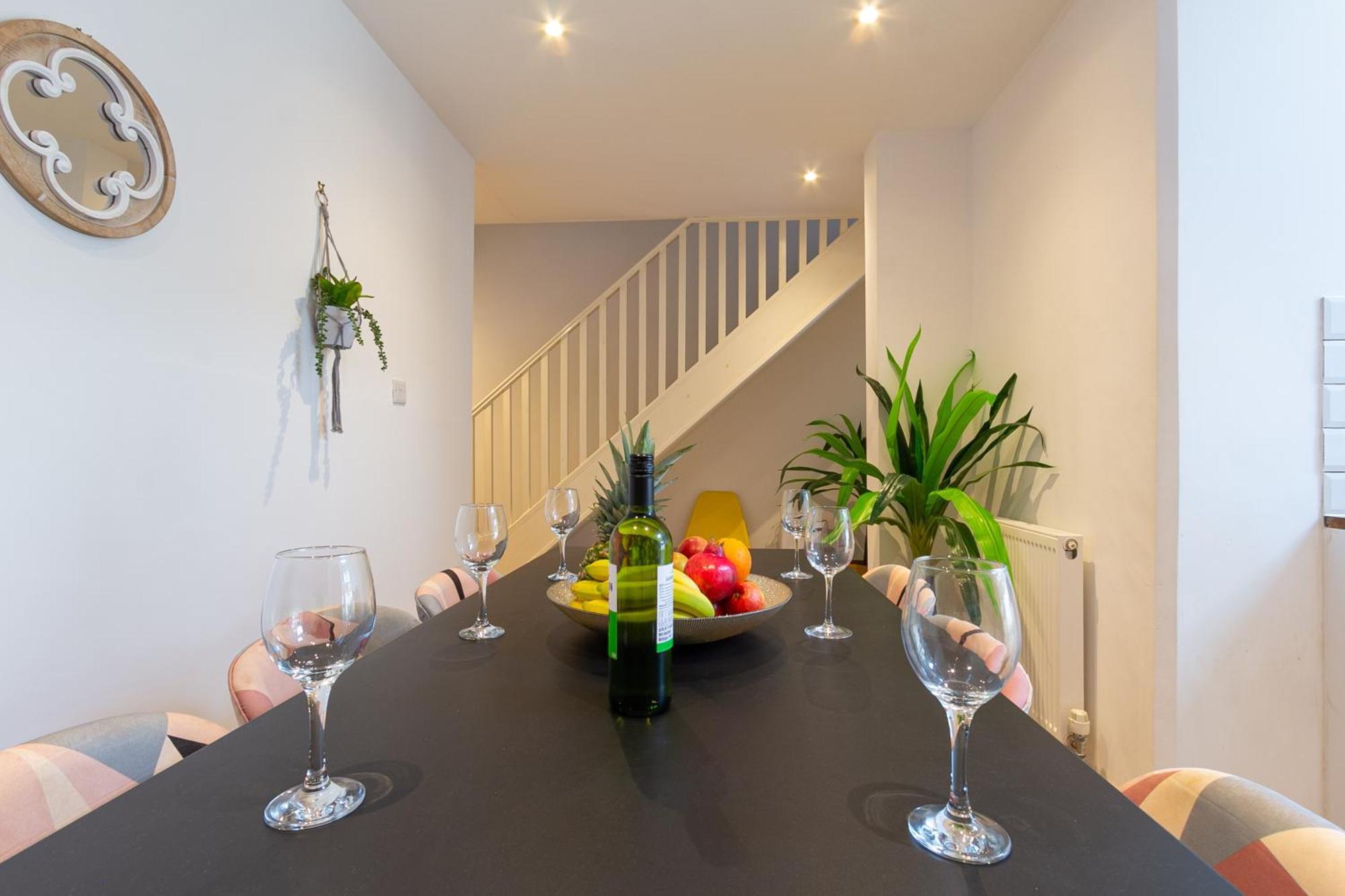 Chic 4 Bed By Station Apartment *