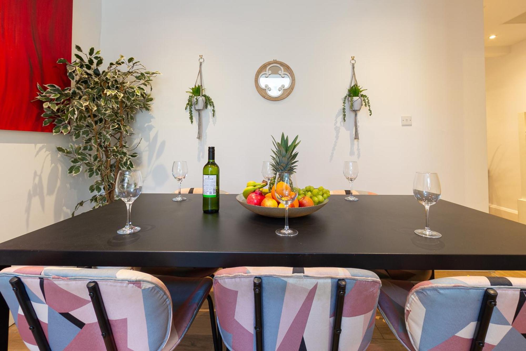 Chic 4 Bed By Station