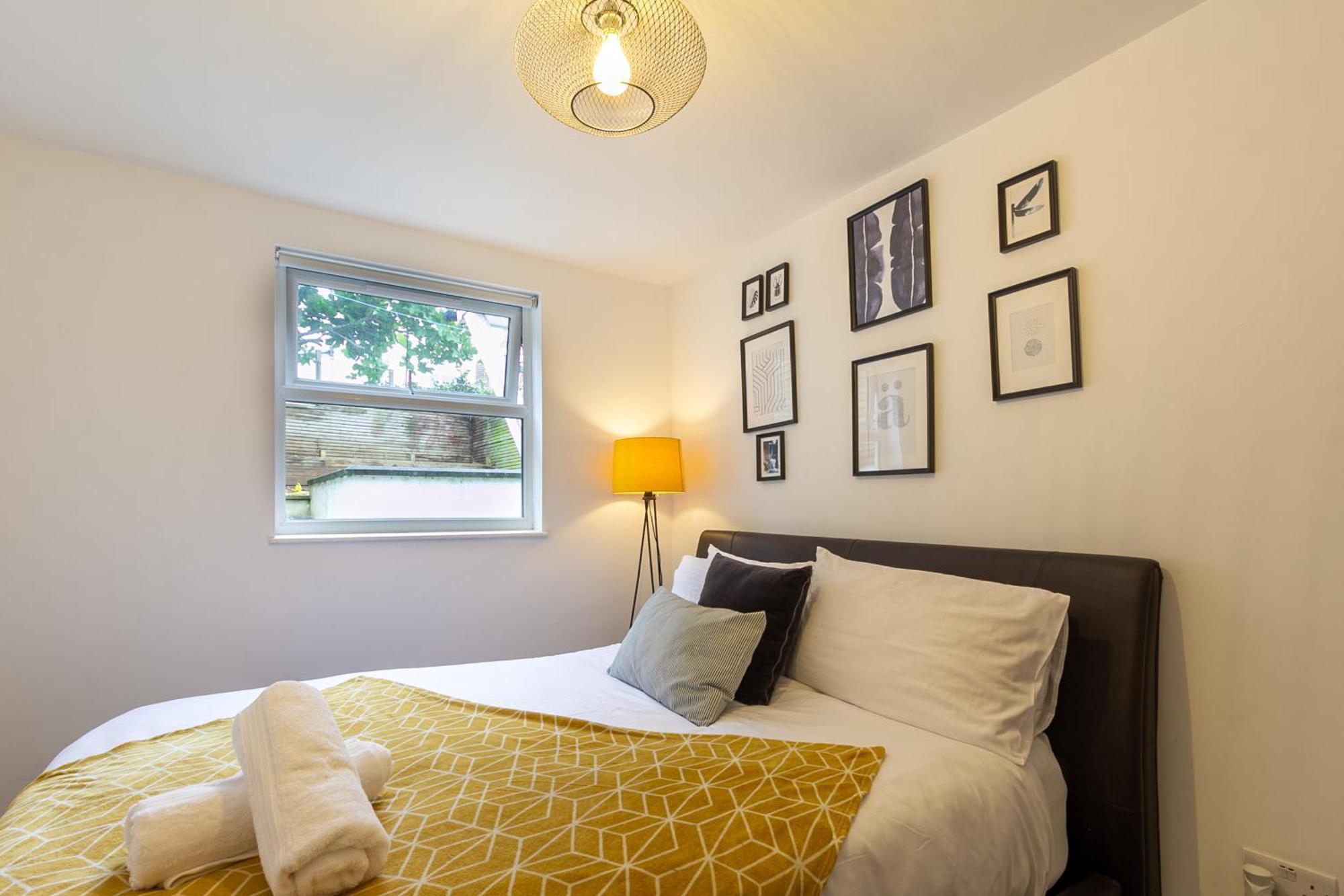 Chic 4 Bed By Station Apartment