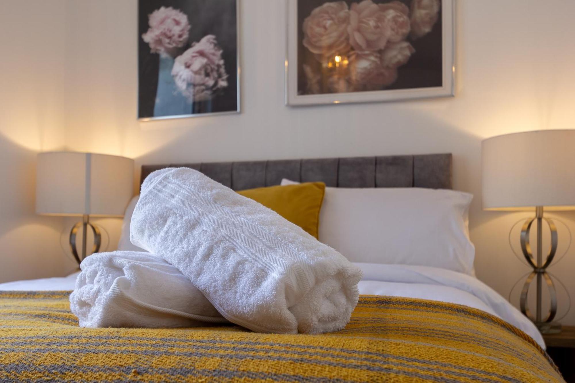 Chic 4 Bed By Station