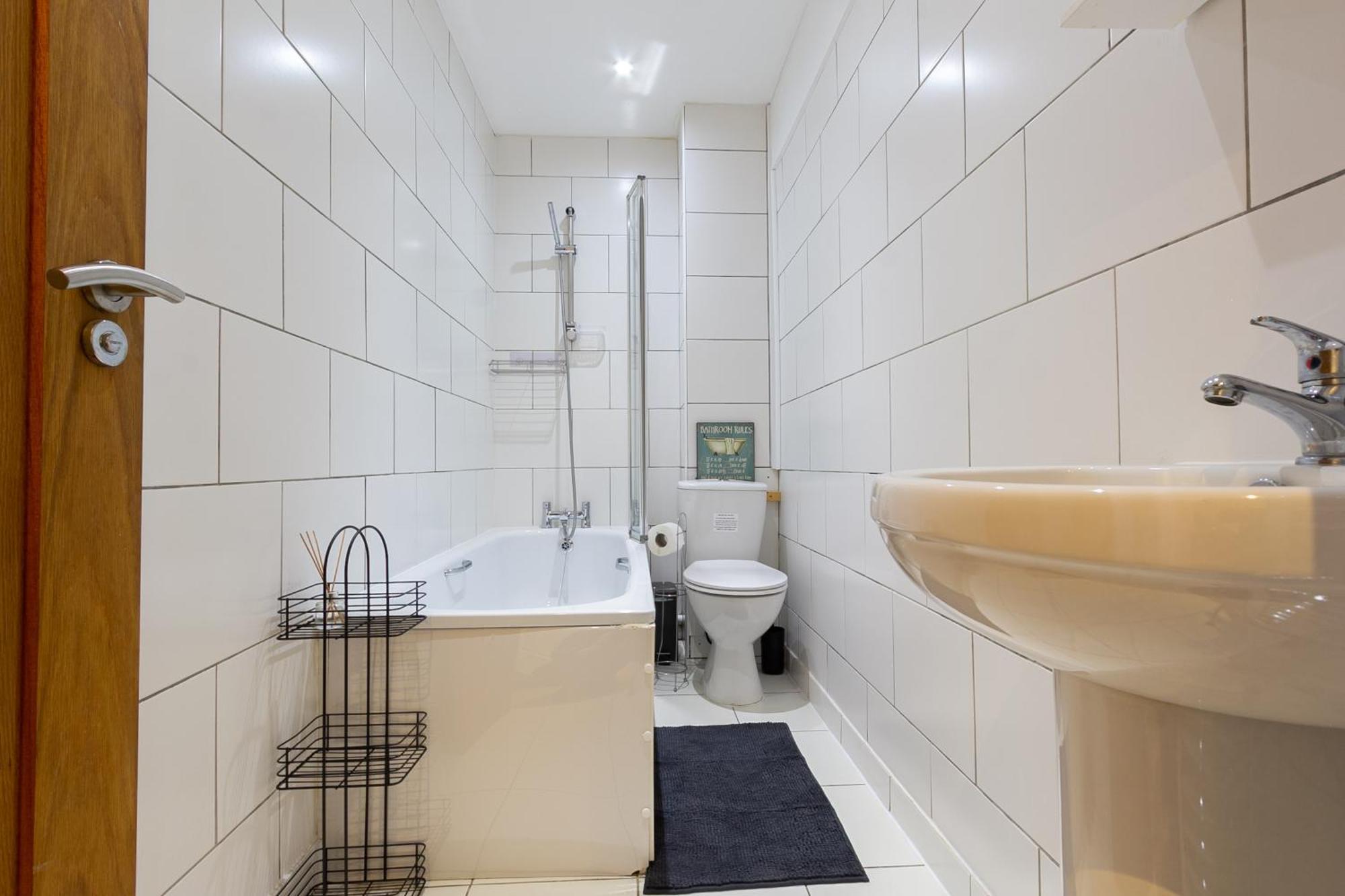 Chic 4 Bed By Station
