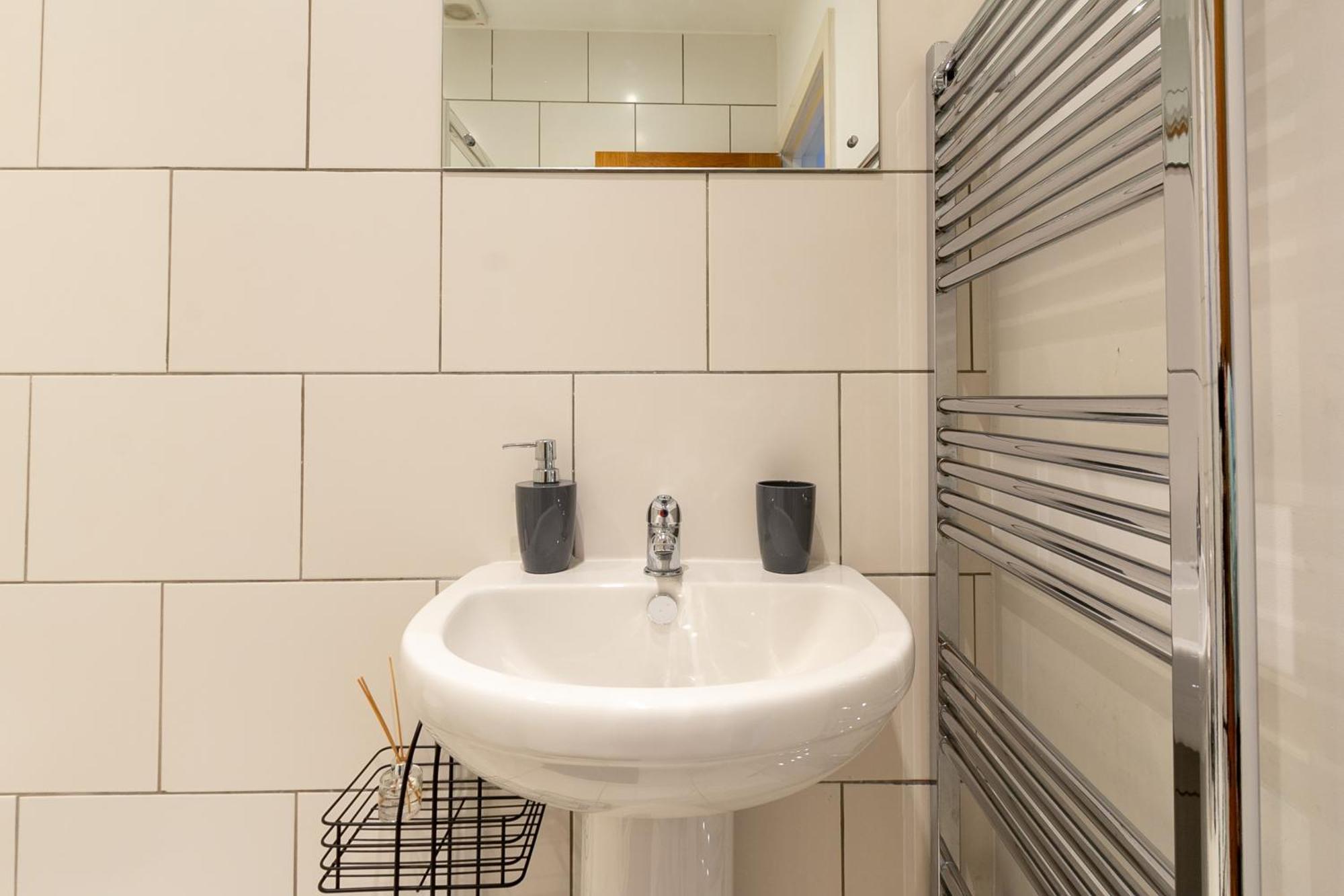 Chic 4 Bed By Station Apartment