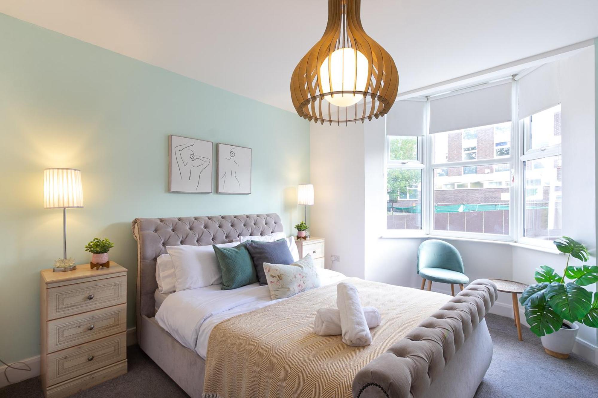 Chic 4 Bed By Station Apartment